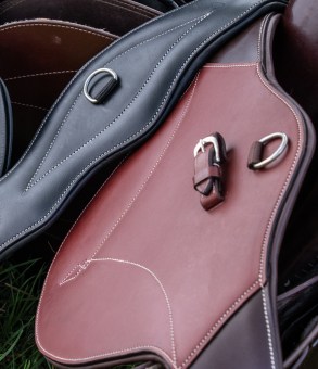 Two-tone elasticated stud girth 