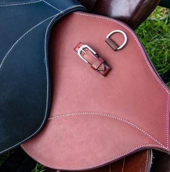 Two-tone elasticated stud girth 